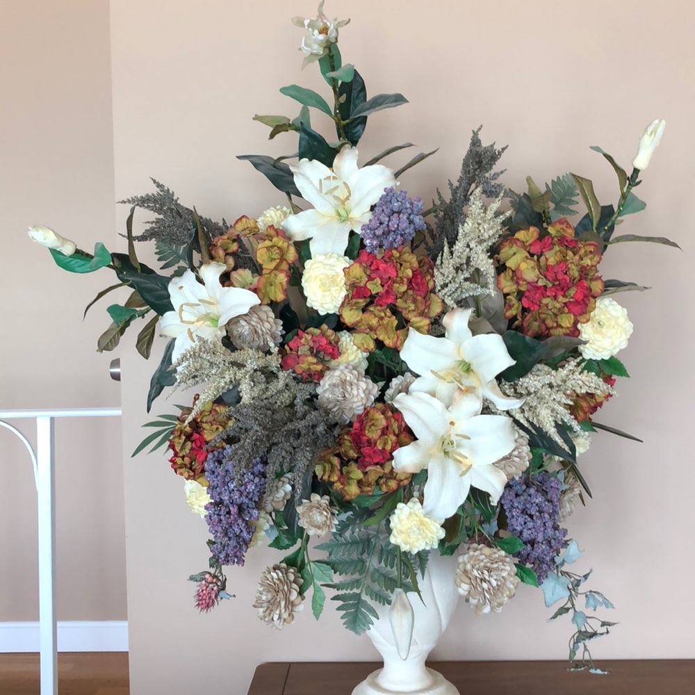 Custom silk flower arrangement 💐 Vase included